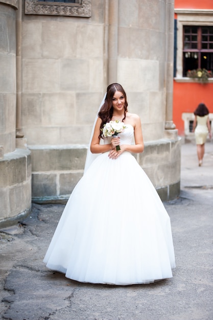 Hermosa novia en la ciudad