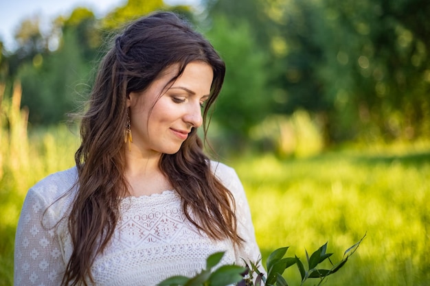 Hermosa novia día de la boda al aire libre mujer recién casada feliz con ramo de flores de matrimonio