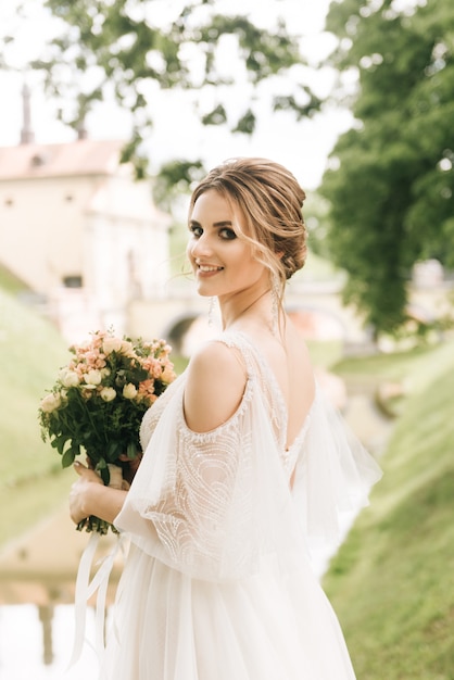 Hermosa novia elegante en un antiguo castillo, boda europea