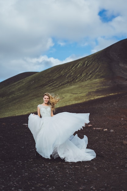 Hermosa novia en un elegante vestido de novia blanco en una naturaleza exuberante