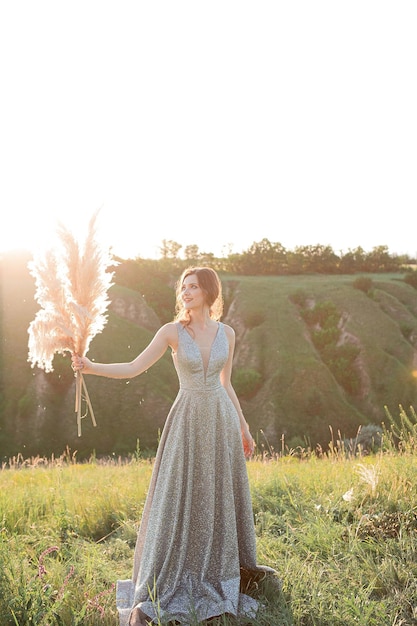 Hermosa novia emocional en la naturaleza con plantas