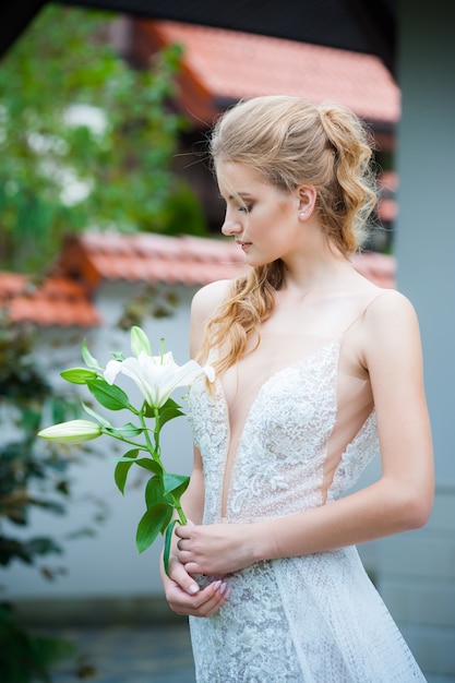 Hermosa novia frágil con un vestido largo entallado