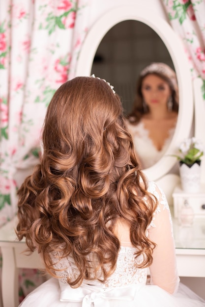 Hermosa novia joven con maquillaje y peinado de boda morena