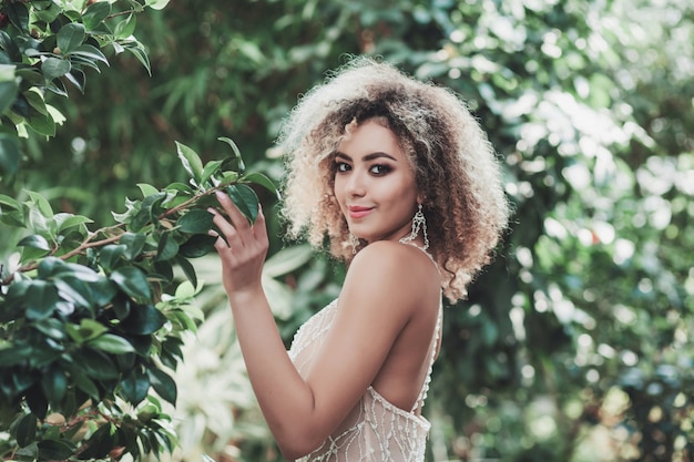 Hermosa novia con maquillaje de boda