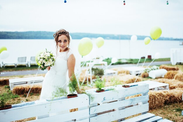 Hermosa novia morena con un vestido blanco en la boda