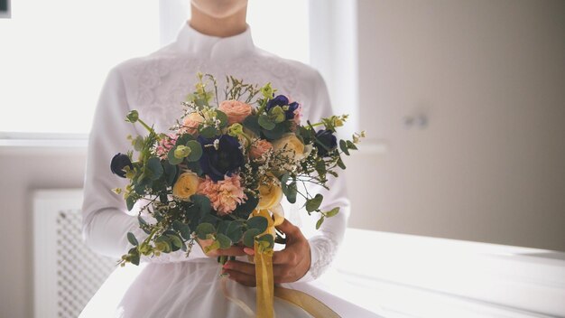 Hermosa novia musulmana con ramo de flores en las manos