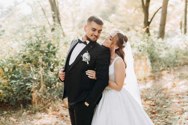 Hermosa novia y novio al atardecer en la naturaleza verde.