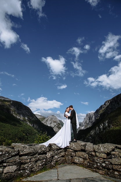 Hermosa novia y el novio en las montañas rocosas