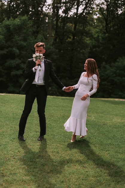 Hermosa novia y el novio en el parque