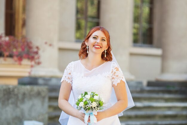 Hermosa novia posando en el día de su boda