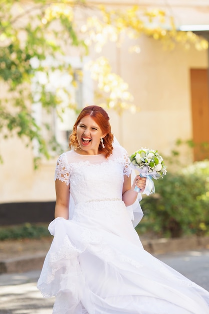 Hermosa novia posando en el día de su boda