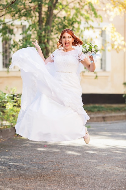 Hermosa novia posando en el día de su boda