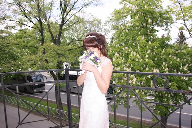 Hermosa novia con ramo de flores de boda