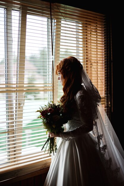 Hermosa novia con ramo de flores