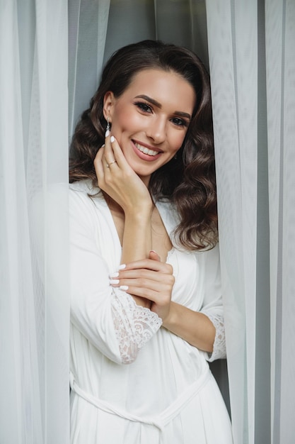 Foto hermosa novia retrato boda maquillaje y peinado, chica en vestido de matrimonio