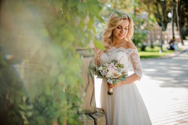 Hermosa novia rubia vestida con un hermoso vestido