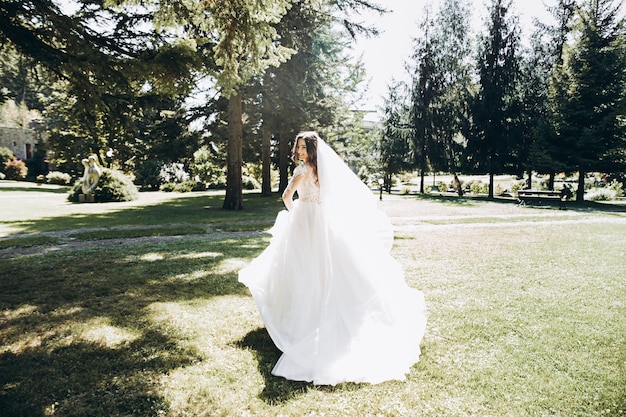 Hermosa novia sonriendo. Retrato de boda.