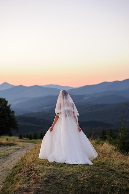 Hermosa novia en su vestido de novia en la montaña