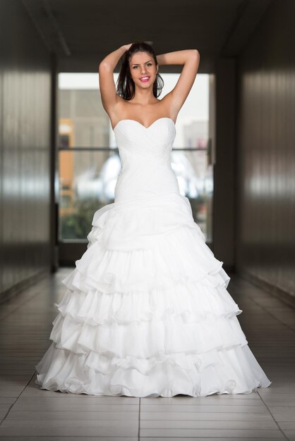 Foto hermosa novia en su vestido de novia