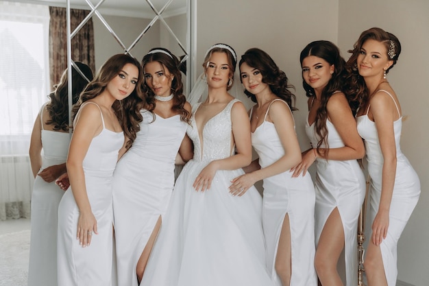 Hermosa novia con sus hermosas damas de honor