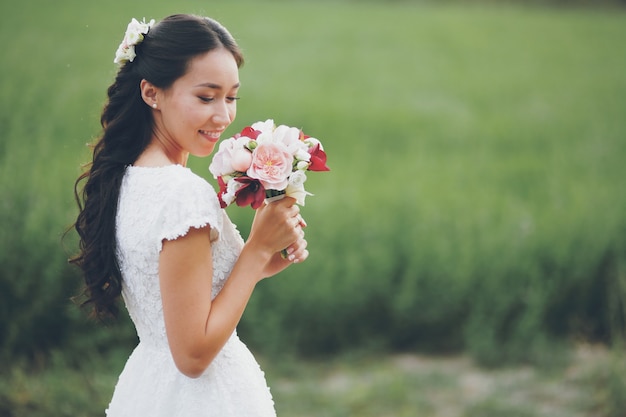 Una hermosa novia tiene un ramo en sus manos. Boda. Concepto de amor feliz.