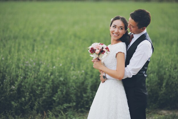 Una hermosa novia tiene un ramo en sus manos. Boda. Concepto de amor feliz.