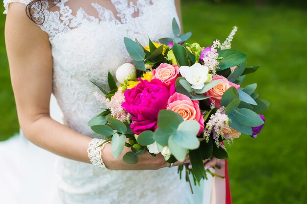 Foto hermosa novia vestida de encaje blanco con pulsera