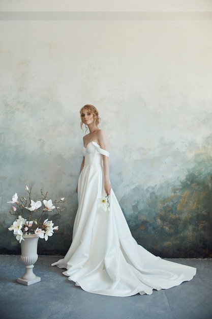 Hermosa novia con un vestido blanco largo