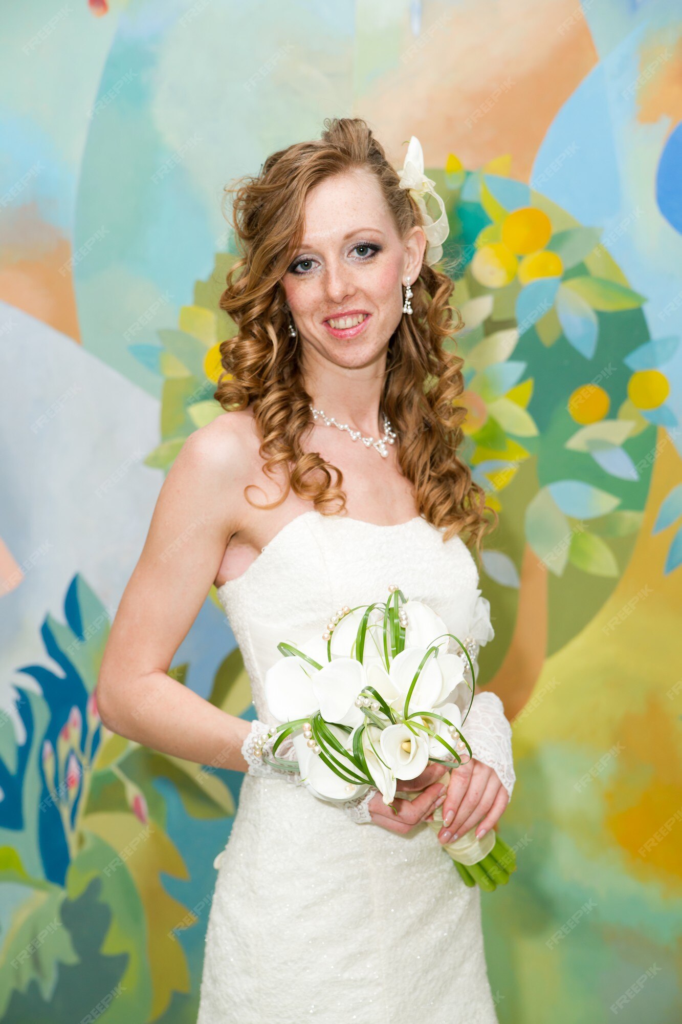 Hermosa novia con un vestido blanco con un ramo de alcatraces | Foto Premium Hermosa novia con un vestido blanco con un ramo de alcatraces | Foto Premium