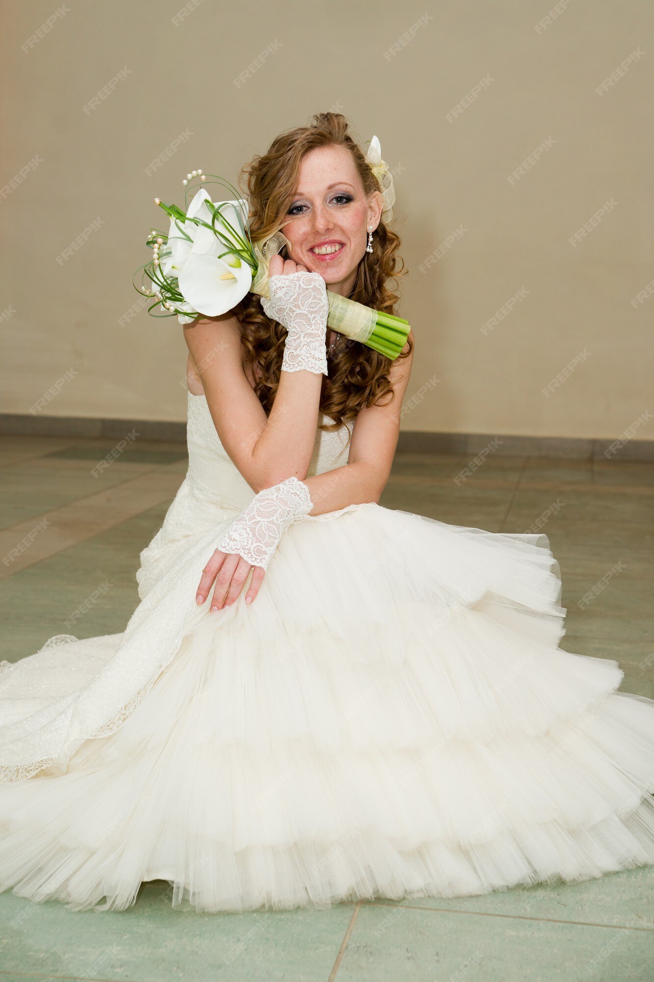 Hermosa novia con un vestido blanco con un ramo de alcatraces | Foto Premium Hermosa novia con un vestido blanco con un ramo de alcatraces | Foto Premium