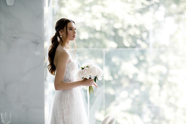 Hermosa novia con un vestido de novia de moda en un hermoso restaurante