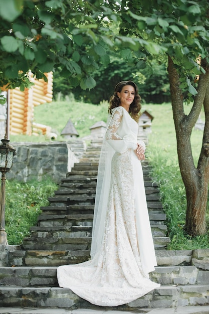 Hermosa novia en vestido de novia de moda sobre fondo natural.