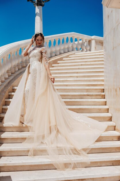 Hermosa novia en vestido de novia