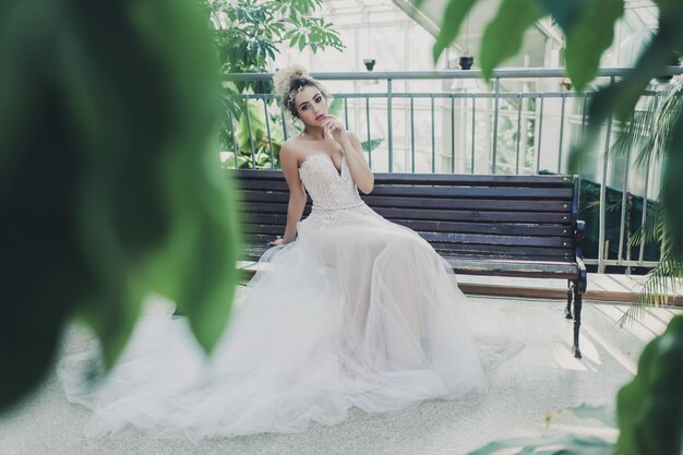 Una hermosa novia en un vestido de novia