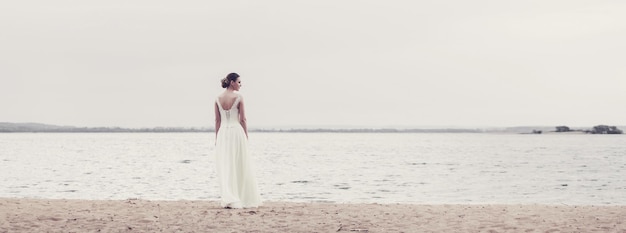 Foto hermosa novia en vestido de novia