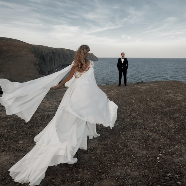 hermosa novia en vestidos de novia