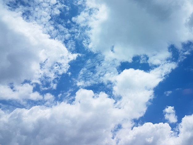 La hermosa nube blanca en el cielo azul fresco