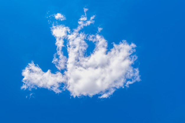 Foto una hermosa nube blanca en el cielo azul