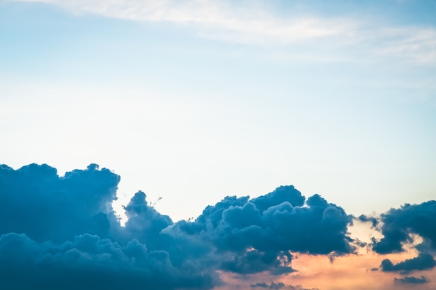 Hermosa nube y cielo antes del fondo del atardecer