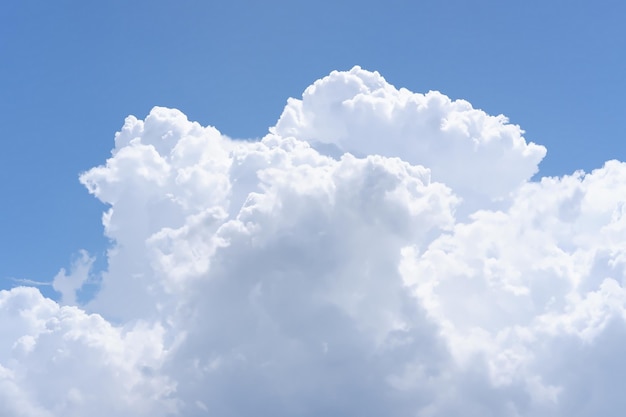 hermosa nube en el cielo azul como fondo