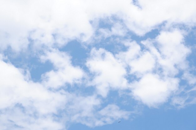 hermosa nube en el cielo azul como fondo