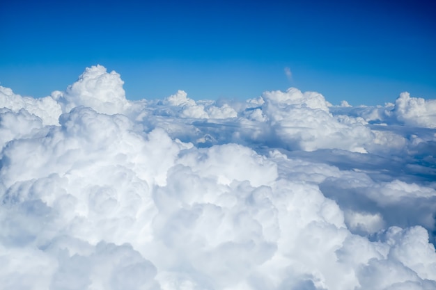 Hermosa nube y cielo azul vista desde el avión de la ventana.