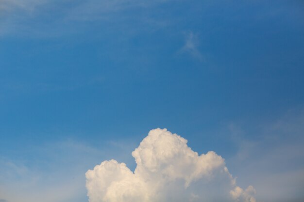 Hermosa nube y cielo azul