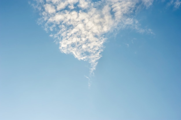 Hermosa de nubes azul cielo