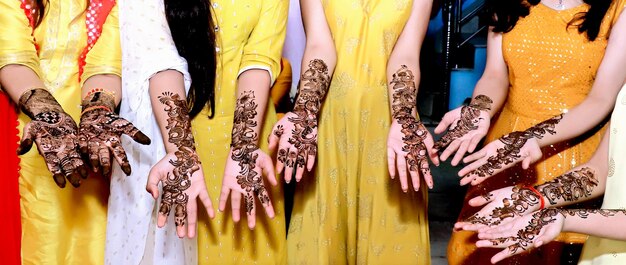 Hermosa obra de arte dibujada en la mano de una novia india con heena herbal en condiciones húmedas