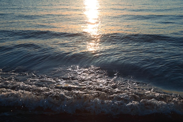 Hermosa ola de mar al atardecer como fondo