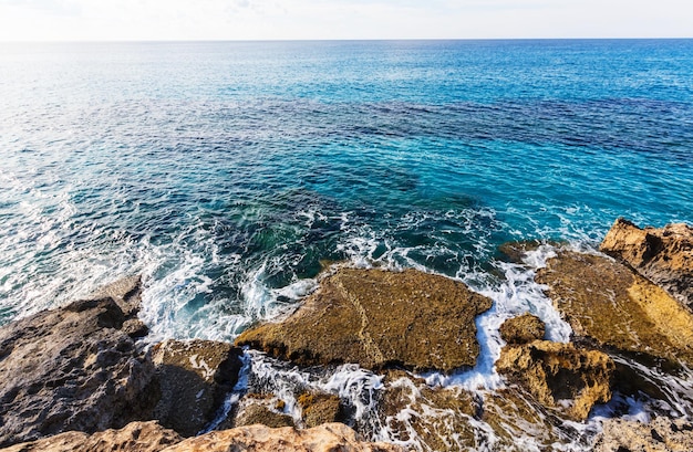 Hermosa orilla del mar en Chipre