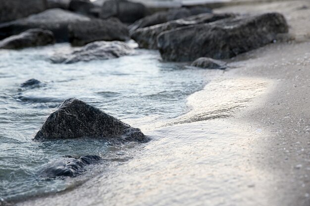 Hermosa orilla del mar con rocas