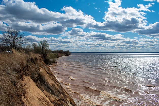 La hermosa orilla del río Volga en verano