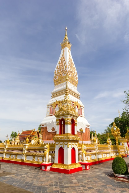 Hermosa pagoda blanca en el templo Wat Phra That Phanom